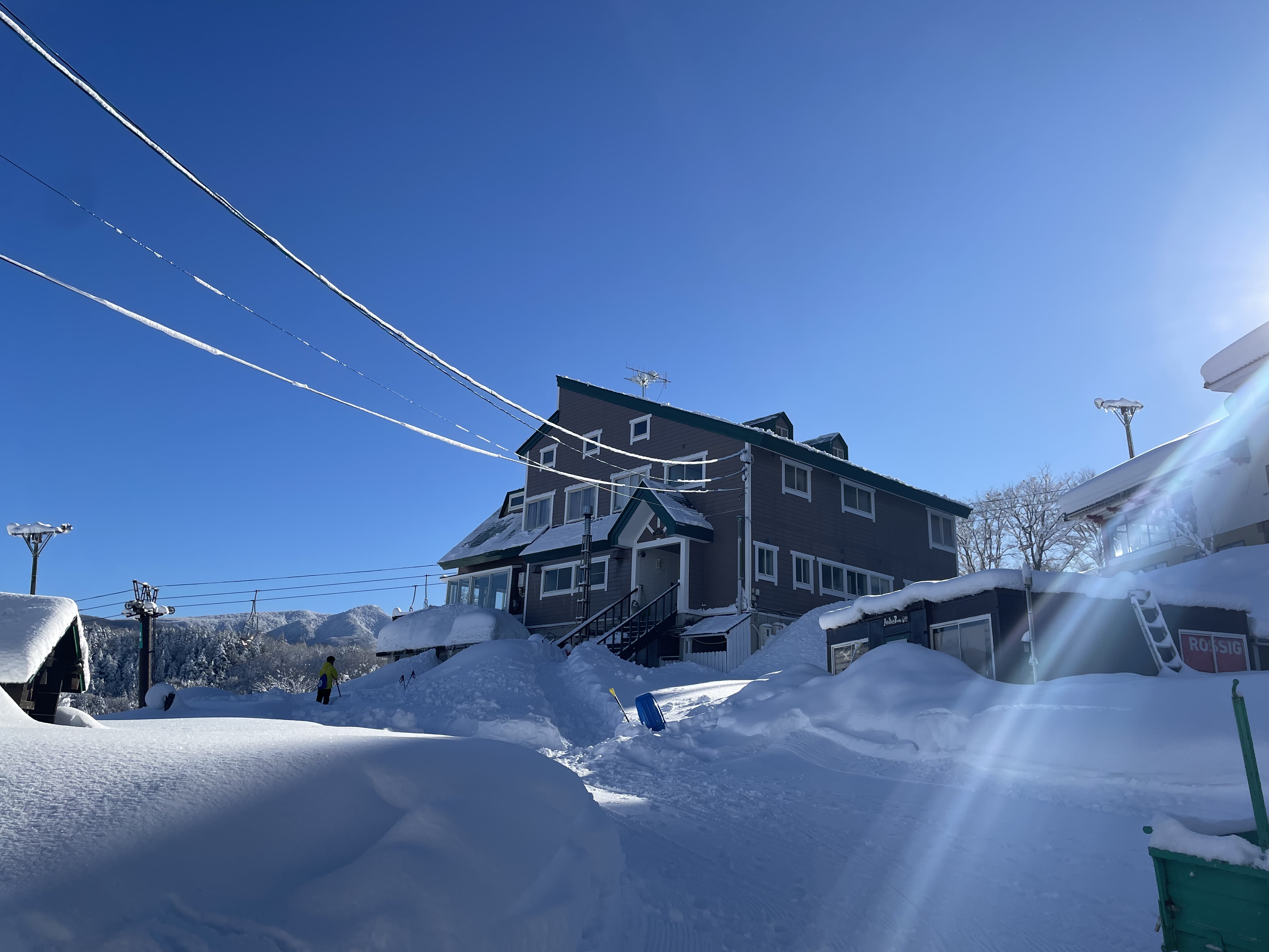 深い雪と青空のドムハウス